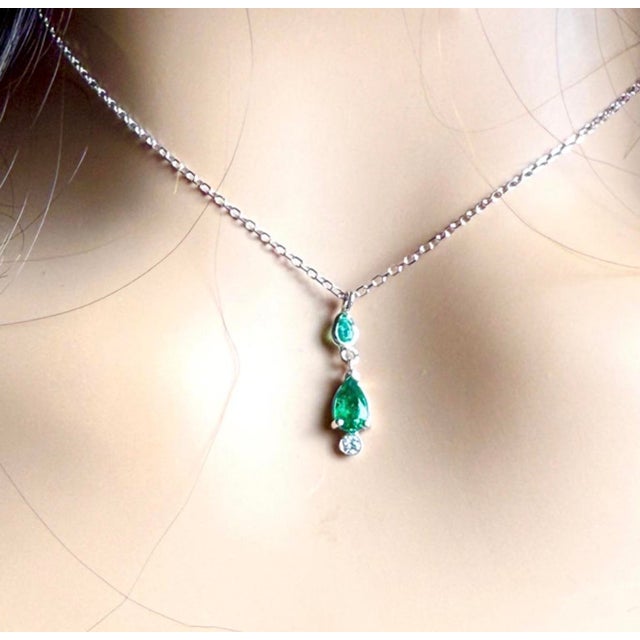 14k White Gold Pear-Shaped Emerald & Diamond Drop Pendant Necklace 17 Inch For Sale - Image 4 of 5