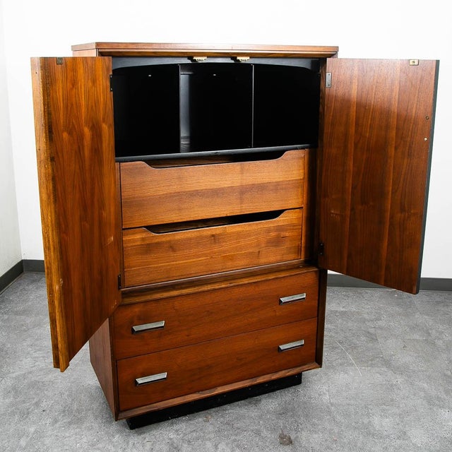 1960s Mid Century Modern Dresser Gentleman's Chest Bassett Walnut Cabinet Drawers MCM For Sale - Image 5 of 10