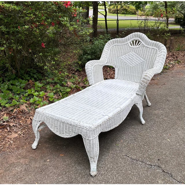 White Early 20th Century Victorian White Wicker Rattan Chaise Lounge Chair For Sale - Image 8 of 11