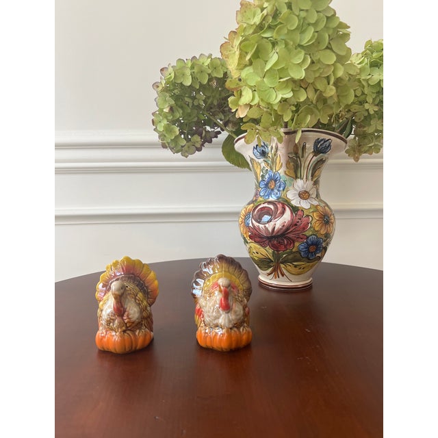 Add some color and warmth to your Thanksgiving tabletop with these pair of vintage turkey shaped salt and pepper shakers....