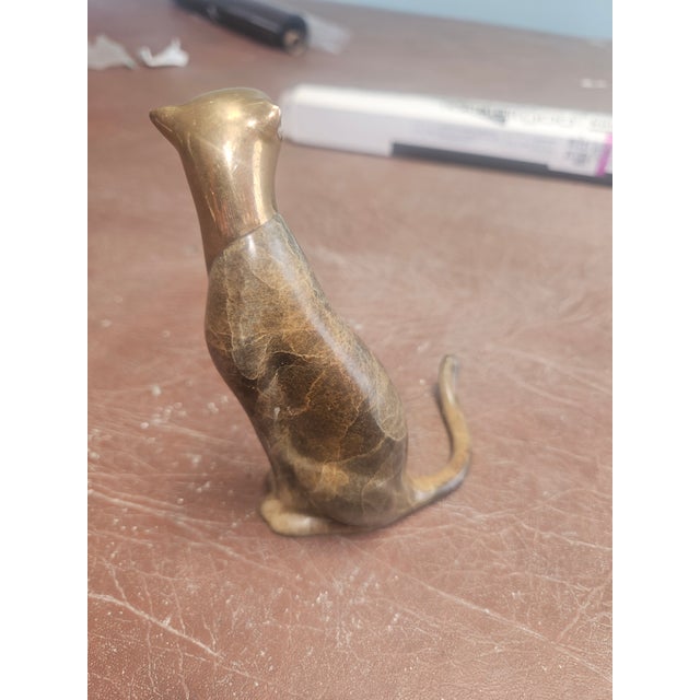 Authentic Loet Vanderveen Seated Cheetah Bronze Sculpture, Limited Edition 1303/2500, Patinated Finish, Incised Signature. For Sale - Image 12 of 13