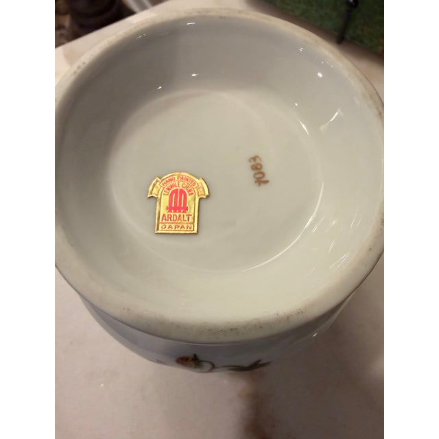 Japanese Mid 20th Century Ardalt Japan Hand-Painted Porcelain Cachepot Jardinière With Butterflies & Strawberries, Pattern 7083 For Sale - Image 3 of 10