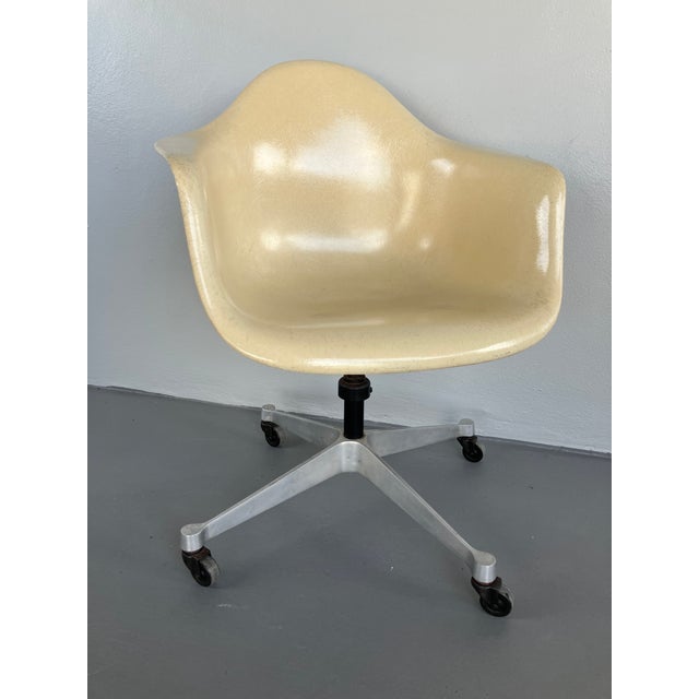 This is a vintage Charles Eames for Herman Miller, Model DAT1, fiberglass shell rolling armchair. This wonderful survivor...