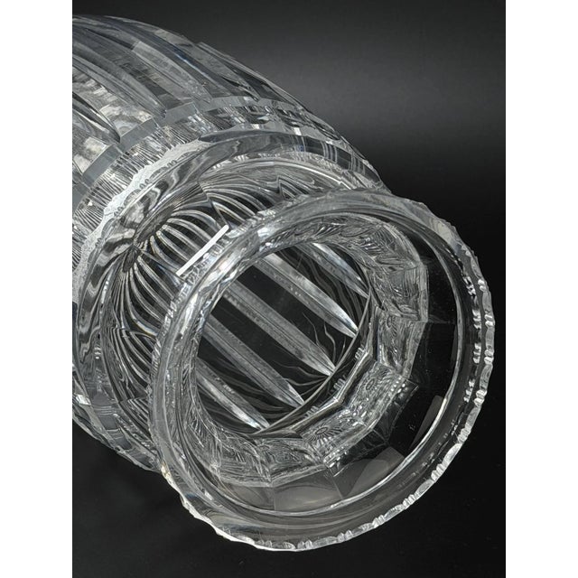 French Cut Crystal Vase with Engraved Bird Medallions, Late 19th Century For Sale - Image 9 of 11