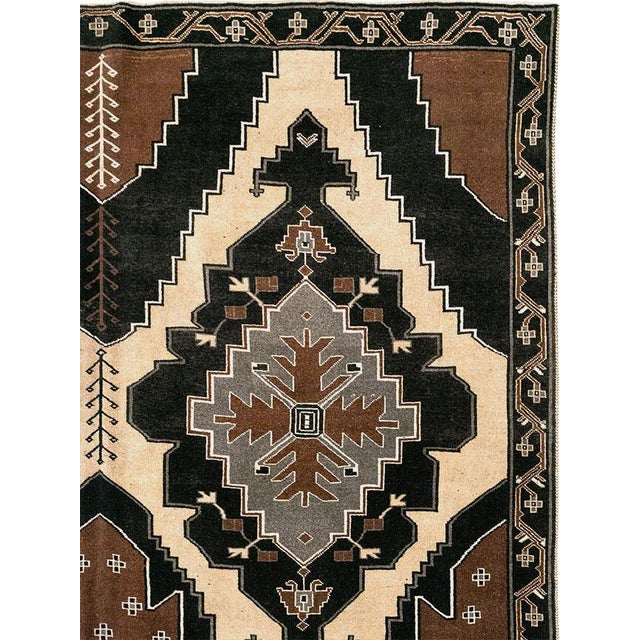 Tribal Galerie Shabab Collection Mid-20th Century Turkish Anatolian Room Size Carpet For Sale - Image 3 of 10