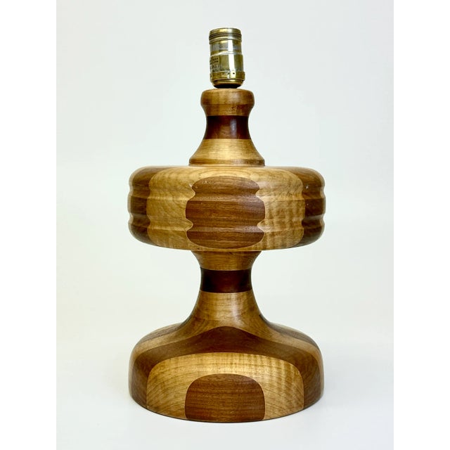 Mid-Century Modern 2-Toned Striped Wooden Table Lamp For Sale - Image 3 of 11