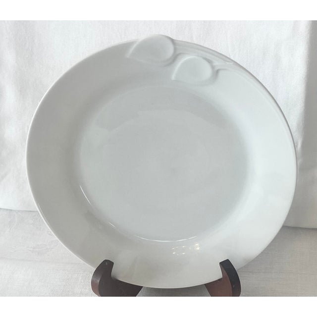 Fleuron Chloe’ Paris White by China 5 Piece Place Setting Mint Condition For Sale - Image 11 of 17