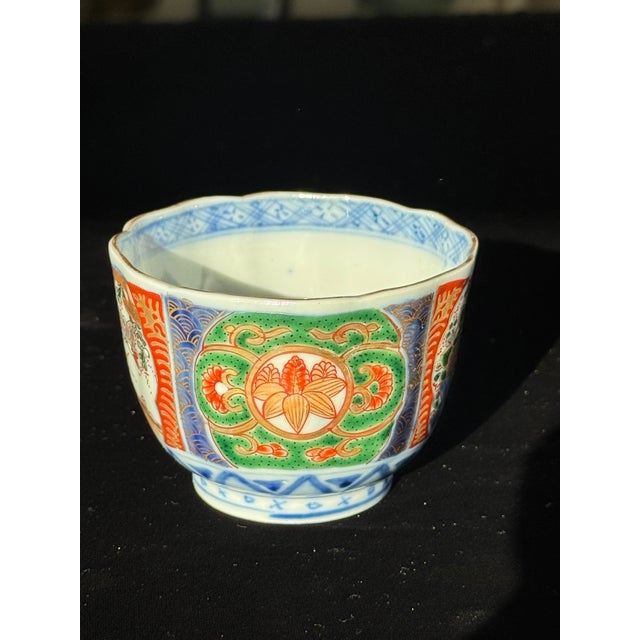 Antique Japanese Imari Porcelain Tea Cups Set of 4 Meiji Period Scalloped Rim For Sale - Image 4 of 8
