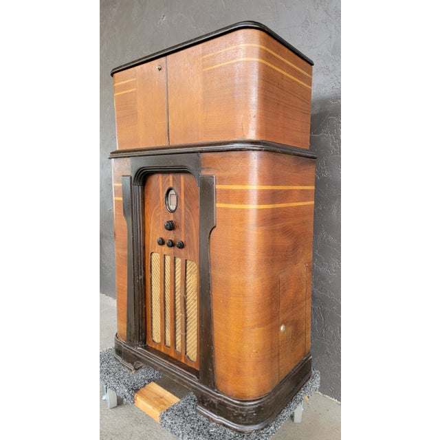 Brown Art Deco Philco Radio Bar Circa. 1937 For Sale - Image 8 of 18