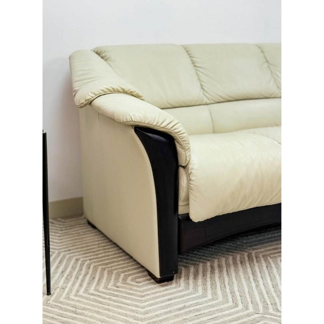 Elevate your space with this premium Stressless Oslo loveseat, combining modern Scandinavian design, luxury materials, and...