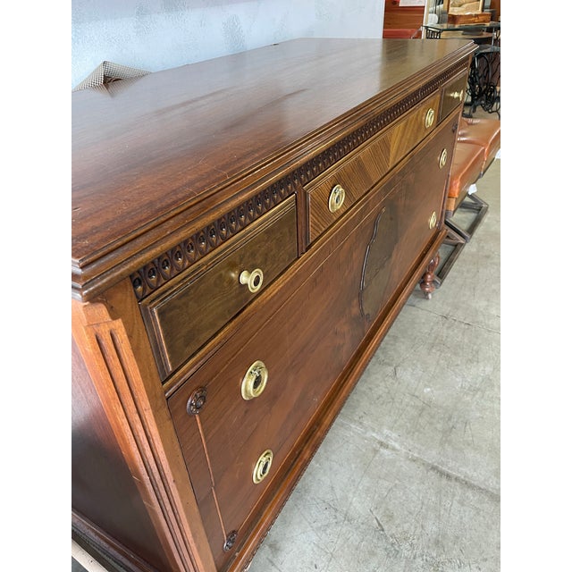 Stunning 1920s Art Deco Mahogany Dresser with Ornate Mirror and Inlaid Detail Elevate your space with this exceptional...