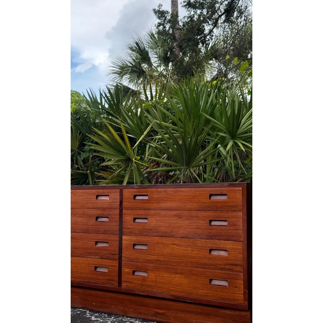 1950s Vintage Danish Modern Poul Hundevad Rosewood Dresser Credenza Scandinavian Mid-Century Sideboard For Sale - Image 5 of 8