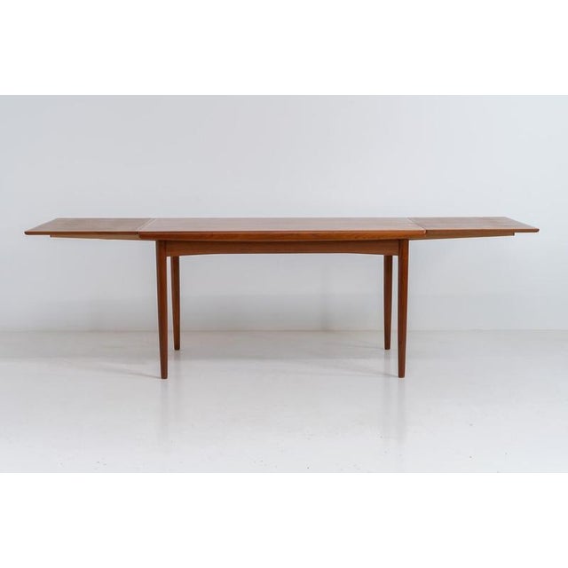 Extendable dining table by Skøvby Møbelfabrik (Denmark, 1960s). A high quality Danish piece with a beautiful natural look...