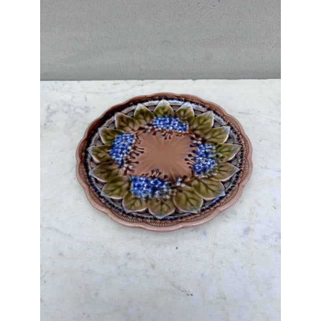 Majolica reticulated lilac plate signed Villeroy & Boch, circa 1890.
