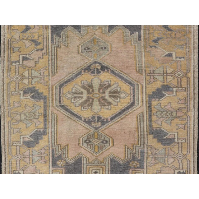 Vintage Oushak Rug from Turkey with Medallion Design in Yellow. Pink, Gray Blue. Keivan Woven Arts / rug/ EN-178905,...