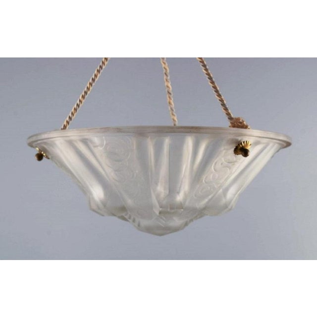 Muller Frères, Luneville. Large impressive Art Deco chandelier with foliage in frosted art glass. 1930s/40s. Glass screen...