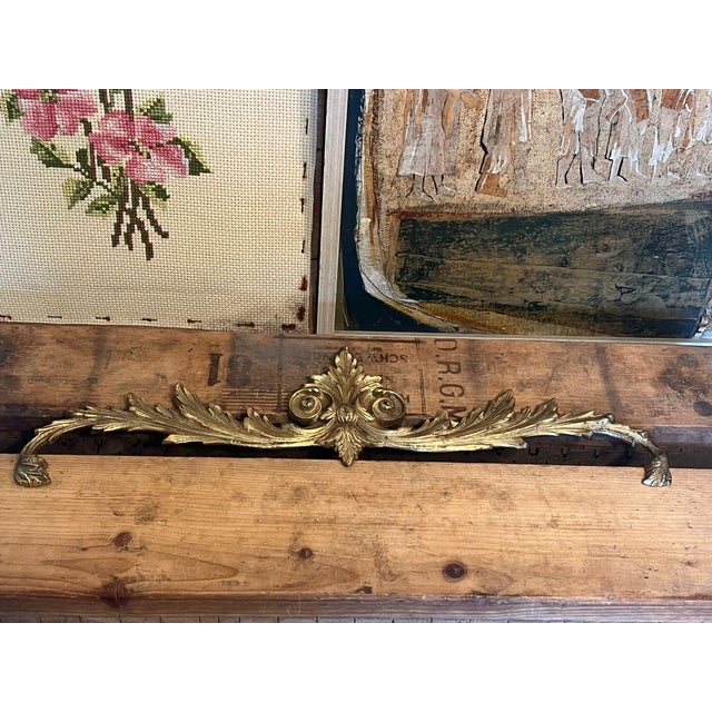 Mid-Century Modern Antique Brass Pediment Center Mount Garlands Cabinet Frame Mount For Sale - Image 3 of 8
