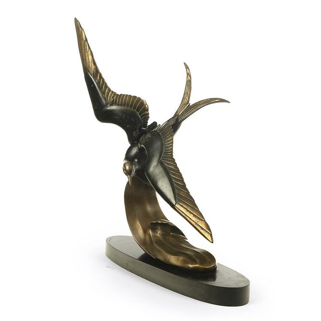 Sculpture gull regulates. Sculpture regulates the twentieth century. Represents a seagull stealing. Rests on a wooden...