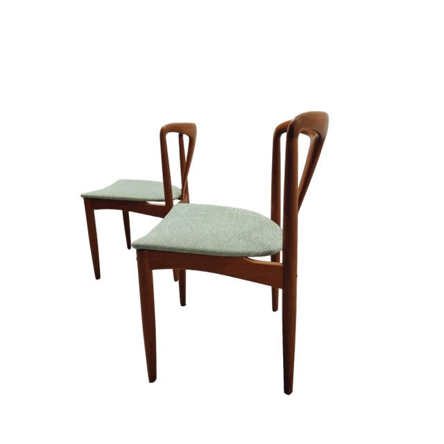 A set of 2 "Juliane" chairs, which were designed by Johannes Andersen in the 1960s and produced by the Uldum Møbelfabrik....