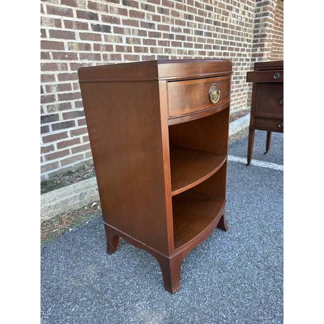 Brown Mid 20th Century Pair of Frederal Style Bowfront Mahogany 1 Drawer Nightstands by Rway Furniture For Sale - Image 8 of 17