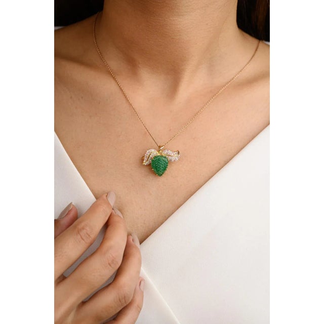 Carved 8.88ctw Emerald Diamond Strawberry Brooch Pin Pendant in 18k Gold For Sale - Image 4 of 12