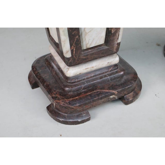 Early 20th Century Pair of Early 20th Century Neoclassical Variegated Marble Pedestals, 31.5" For Sale - Image 5 of 12