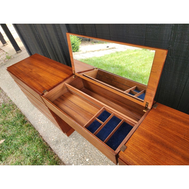 1960s Arne Wahl Iversen for Vinde Møbelfabrik Danish Modern Teak Vanity Desk Set | Made in Denmark | Floating Vanity With Hidden Mirror Dresser Set For Sale - Image 11 of 16