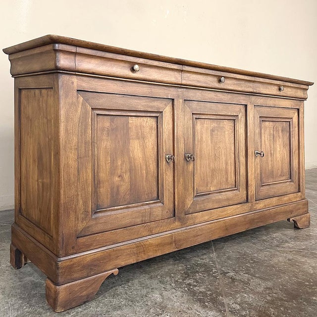 19th Century French Louis Philippe Period Walnut Buffet ~ Enfilade ~ Credenza For Sale In Baton Rouge - Image 6 of 18