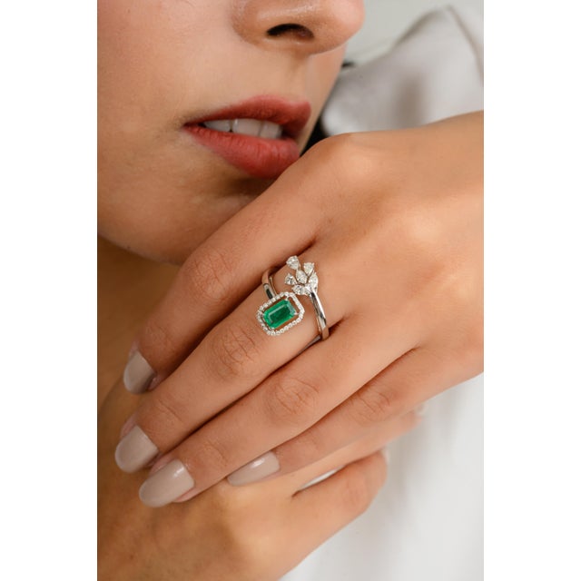 Art Nouveau Emerald Ring Embellished With Cluster Diamond in 18k White Gold Size 6 For Sale - Image 3 of 12