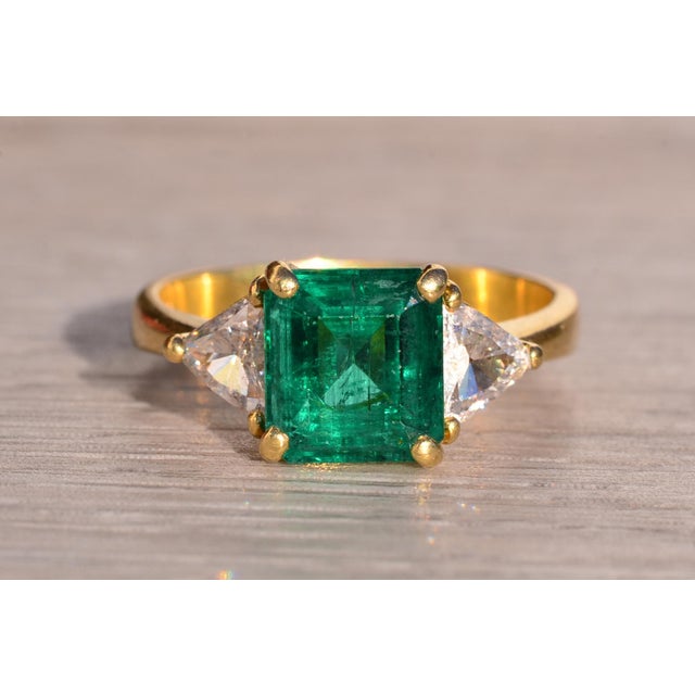 2000 - 2009 Diez Avenida: Outstanding 2.25 Carat Natural Emerald With Diamond Side Stones For Sale - Image 5 of 12