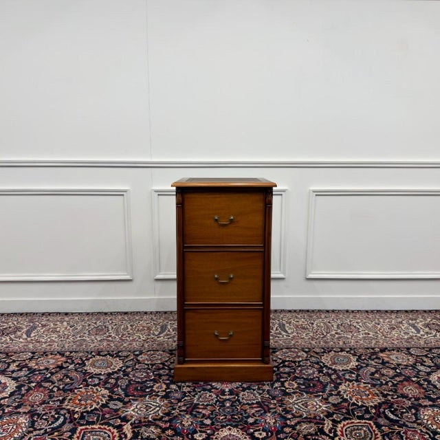 About this Classic English Chest of Drawers with Brown Leather Classic and Elegant | Antique desk accessories in Italian...