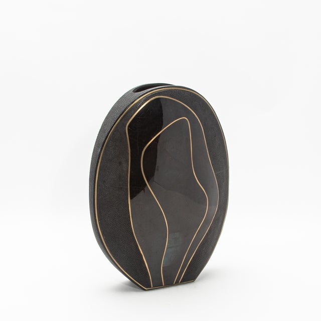 The Cocteau Oval Vase by R&Y Augousti is a masterful blend of natural elegance and sophisticated craftsmanship. This...