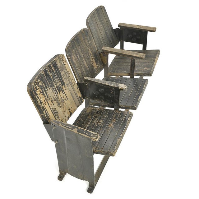 Coming from an old projection room, this triposte bench embodies the old-fashioned charm of mid-20th-century cinema...