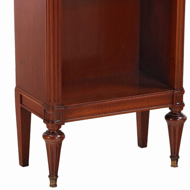 A Pair of Louis XVI Style Mahogany Bookcases, C. 1920. For Sale In Philadelphia - Image 6 of 6