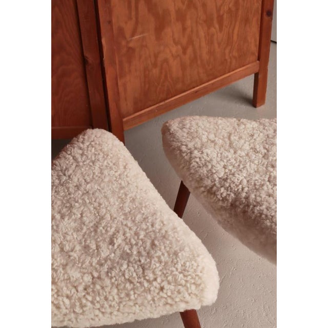 Scandinavian Modern Stools in Oakwood & Sheepskin, Denmark, 1950s, Set of 2 For Sale - Image 4 of 13