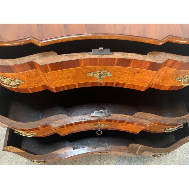 Very elegant chest of drawers, cover plate with 2 large fields, framed in walnut, light walnut and plum, following, 3...