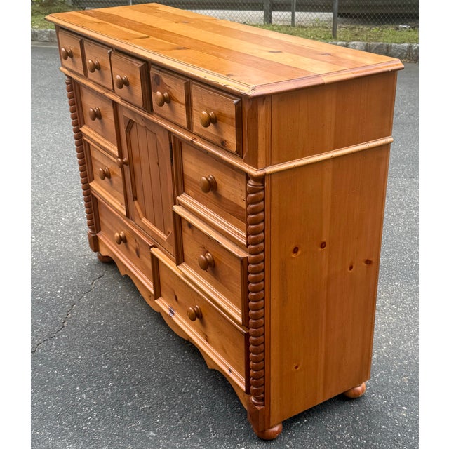 Charming farmhouse style dresser by Broyhill from their “Yorkshire Market” collection. Features 9 drawers of varying...