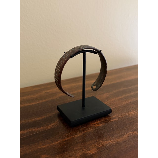 Ancient Roman Bronze Bracelet on Custom Steel Museum Mount For Sale - Image 9 of 11