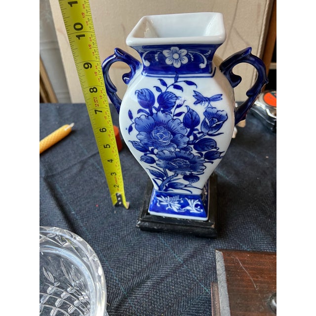 1970s Blue and White Floral Vase For Sale In Atlanta - Image 6 of 7