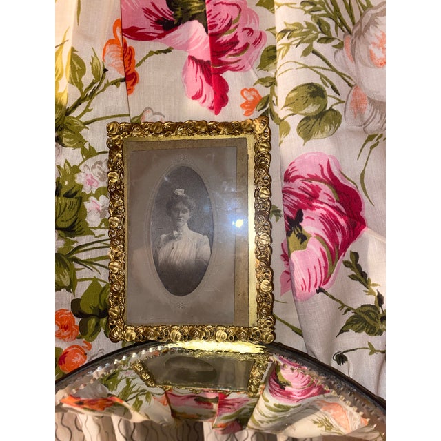 Antique Photo Frame . Antique Gilded Frame With an Oval Victorian Cabinet Card Portrait. For Sale In Miami - Image 6 of 9