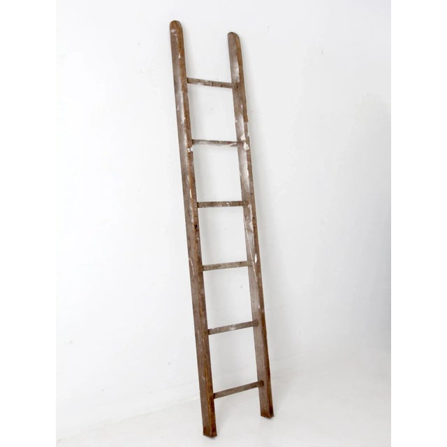 This antique wooden picking ladder is perfect for displaying towels and blankets. With six rungs and a splattering of...