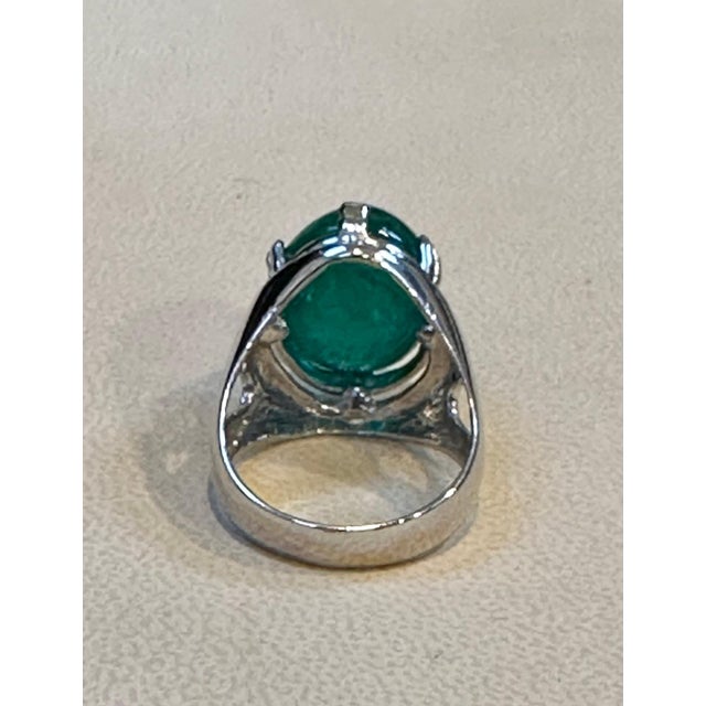 Metal 18 Carat Huge Emerald Cabochon 14 Karat White Gold Cocktail Ring Vintage Unisex For Sale - Image 7 of 8
