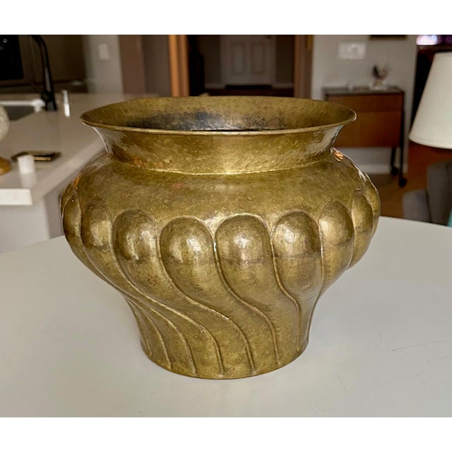 Italian Mid Century Casagrande style hammered brass jardinière planter. Features a scalloped or fluted spiral pattern...