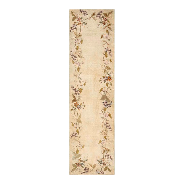 1930s Tan Beige Floral Folk Art Antique American Hooked Handknotted Wool Runner For Sale
