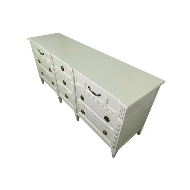 1970s American of Martinsville Lacquered Dresser in Off-White With Brass Hardware, Transitional Style, 1970s For Sale - Image 5 of 17