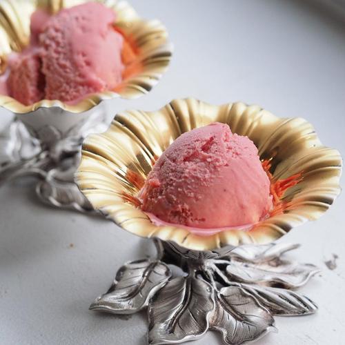 Magnificent pair of salt cellars made by William Bateman II in London, 1832. The set presents a spectacular naturalistic...