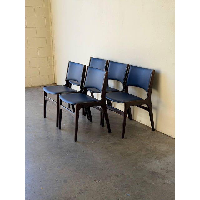 Set of 5 in Style of Johannes Andersen Danish Teak Dining Chairs – Mid Century Modern Sculptural Side Chairs For Sale In Los Angeles - Image 6 of 10