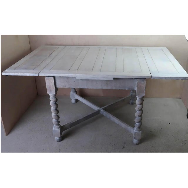 The table is a draw leaf. The leaves can be pushed under the top.