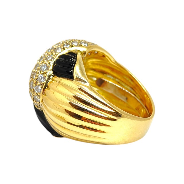 Contemporary Vintage 18k Gold Fluted Black Onyx and Diamond Knot Style Ring, Size 6.75 For Sale - Image 3 of 8