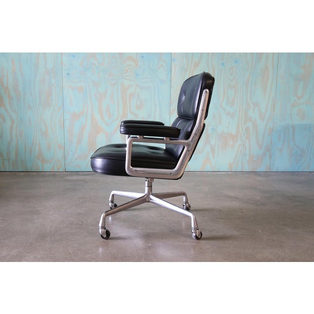 Mid-Century Modern 1980s Charles Eames for Herman Miller Timelife Chair Aluminum Black Leather For Sale - Image 3 of 9